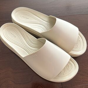 CROCS WOMEN’s BROOKLYN SLIDE LOW WEDGE SANDAL - like new size 10